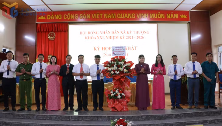 Đồng chí Nguyễn Thị Thu Hà, Phó Trưởng Đoàn Đại biểu Quốc hội tỉnh Quảng Ninh tặng hoa chúc mừng thành công kỳ họp thứ nhất HĐND xã Kỳ Thượng khóa XXI, nhiệm kỳ 2021 - 2026.