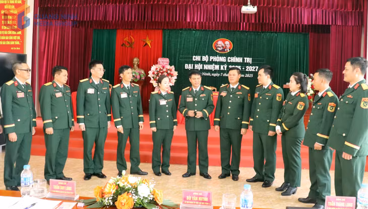 Lãnh đạo chỉ huy Ban Chỉ huy PTKV 4 - Hạ Long trao đổi cùng các cán bộ Phòng Chính trị.