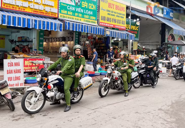 Công an phường Bãi Cháy tuần tra đảm bảo ANTT. Ảnh: Nguyễn Thanh