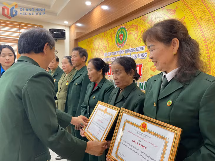 Bà Lê Thị Bằng được UBND TP Hạ Long tặng giấy khen về thành tích xuất sắc trong công tác xây dựng và hoạt động Hội, tháng 2/2025.