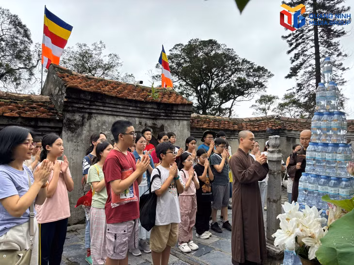 Học sinh tham quan và tìm hiểu các giá trị của Di sản Yên Tử. 