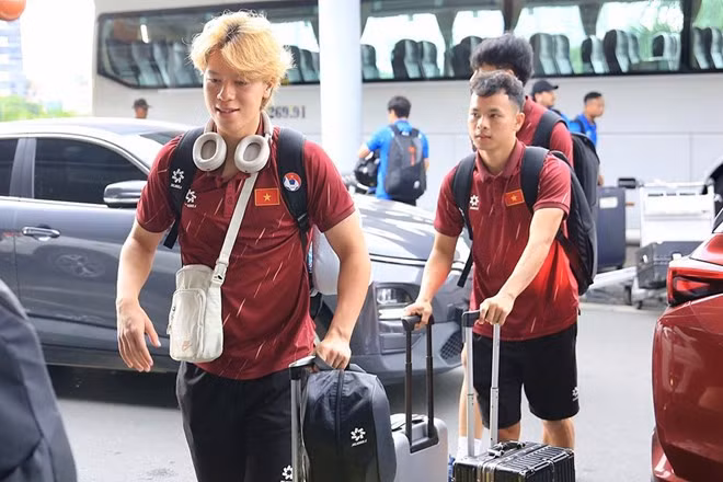 U23 Việt Nam bắt đầu di chuyển sang Indonesia. Ảnh: Khả Hòa