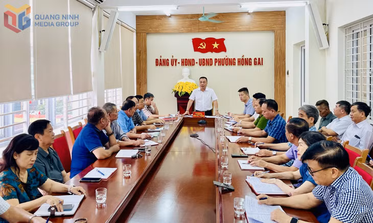 Chủ tịch UBND phường Hồng Gai làm việc trực tiếp với Bí thư chi bộ, Trưởng khu phố, Trưởng ban công tác mặt trận tại các khu dân cư để nắm bắt những vấn đề phát sinh tại cơ sở. Ảnh: Hoàng Nga