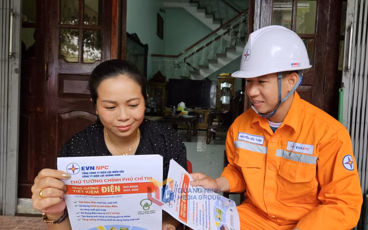Công nhân Điện lực Quảng Ninh tuyên truyền cho người dân xã Tiên Yên về các biện pháp tiết kiệm điện.