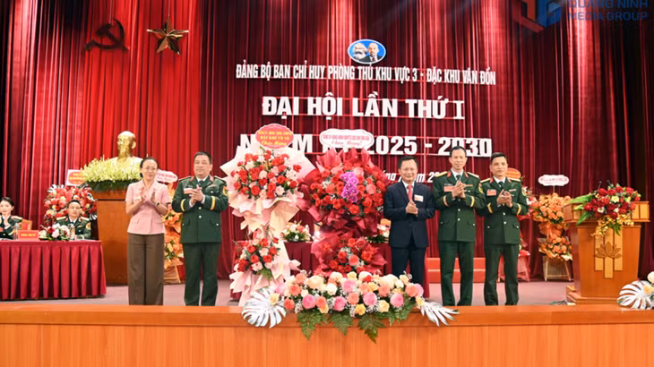 ồng chí Cao Tường Huy, Ủy viên Ban Thường vụ Tỉnh ủy, Bí thư Đảng ủy, Chủ tịch HĐND Đặc khu Vân Đồn và đồng chí Lê Ngọc Hân, Bí thư Đảng ủy, Chủ tịch HĐND Đặc khu Cô Tô tặng hoa chúc mừng Đại hội.