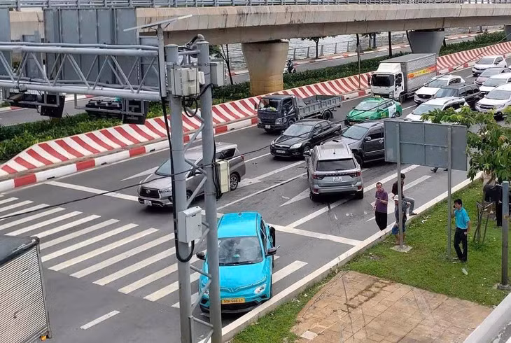 Vụ va chạm khiến giao thông qua khu vực ùn ứ. Ảnh: Đông Hoàng