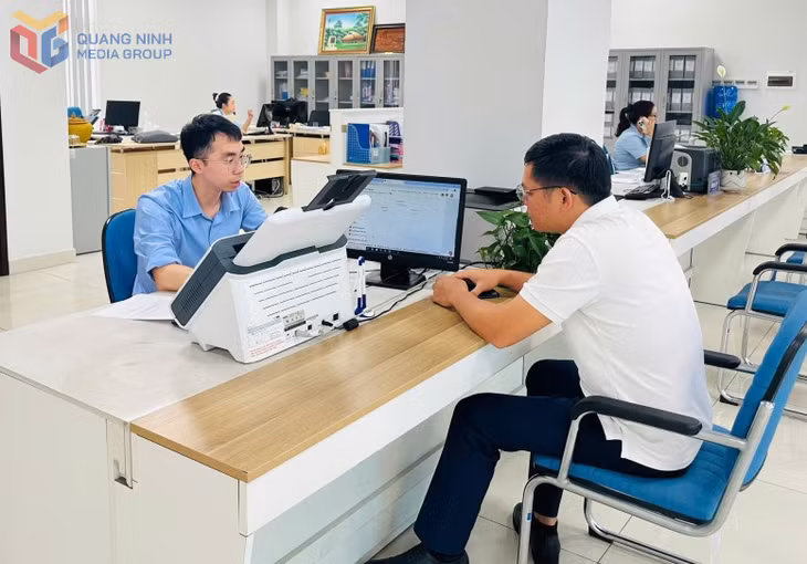 Cán bộ Trung tâm Phục vụ Hành chính công tỉnh hướng dẫn người dân sử dụng ví điện tử. Ảnh: Cao Quỳnh