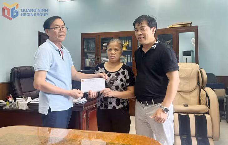 Anh Nguyễn Công Lượng (bên phải) Chủ tịch Công đoàn Công ty cùng lãnh đạo Công ty CP Xuất nhập khẩu Thủy sản Quảng Ninh trao hỗ trợ cho chị Nguyễn Thị Lý, công nhân Phân xưởng Chế biến bị ảnh hưởng cơn bão số 3 năm 2024.