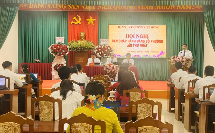 Đồng chí Nghiêm Xuân Cường, Phó Chủ tịch UBND tỉnh, phát biểu chỉ đạo tại Hội nghị Ban Chấp hành Đảng bộ phường Việt Hưng.
