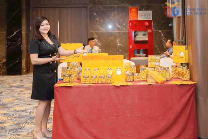 Chị Lê Thị Bích Hạnh, CEO trà hoa vàng Tiên Yên giới thiệu sản phẩm trà hoa vàng của đơn vị.