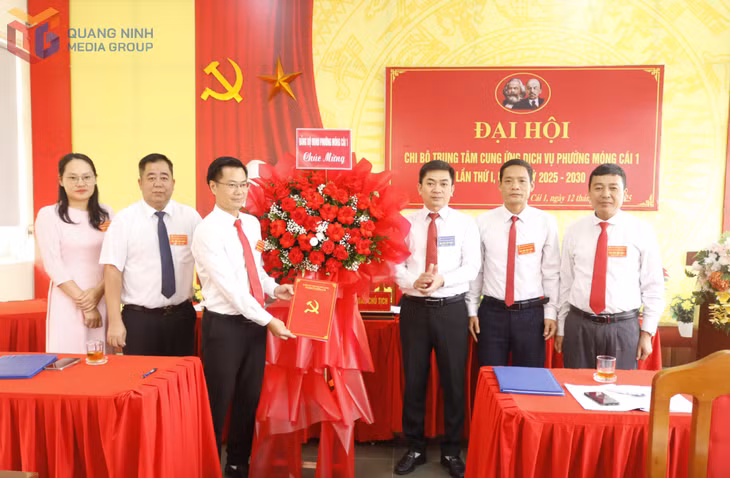 Lãnh đạo phường Móng cái 1 chúc mừng Chi bộ Trung tâm.