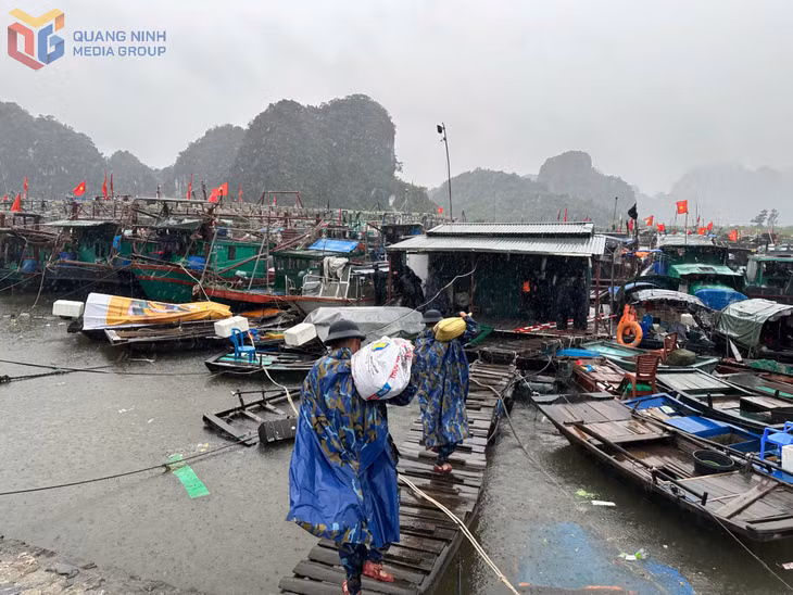 Cán bộ, chiến sĩ Lữ đoàn 170 vận chuyển vật liệu hỗ trợ người dân. 
