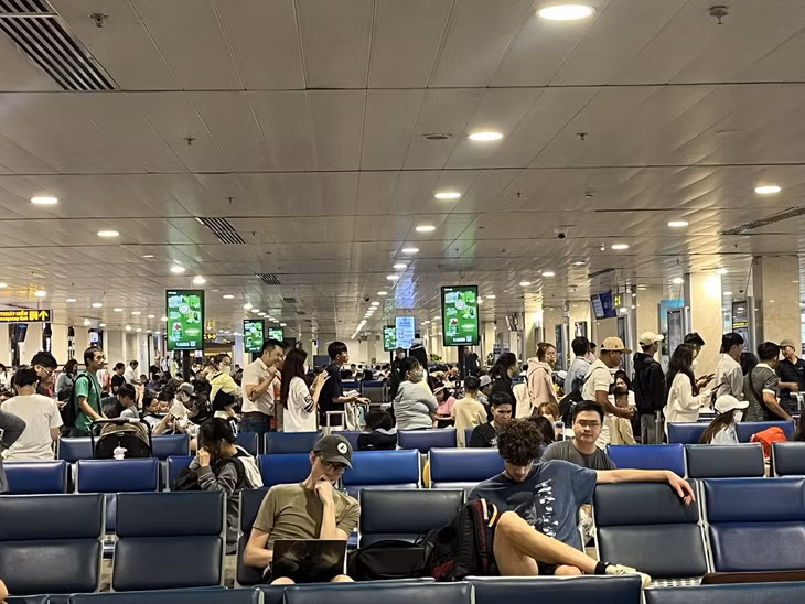 Hành khách chờ đến giờ bay tại sân bay Tân Sơn Nhất.