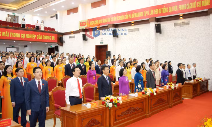 Các đại biểu thực hiện nghi thức chào cờ.