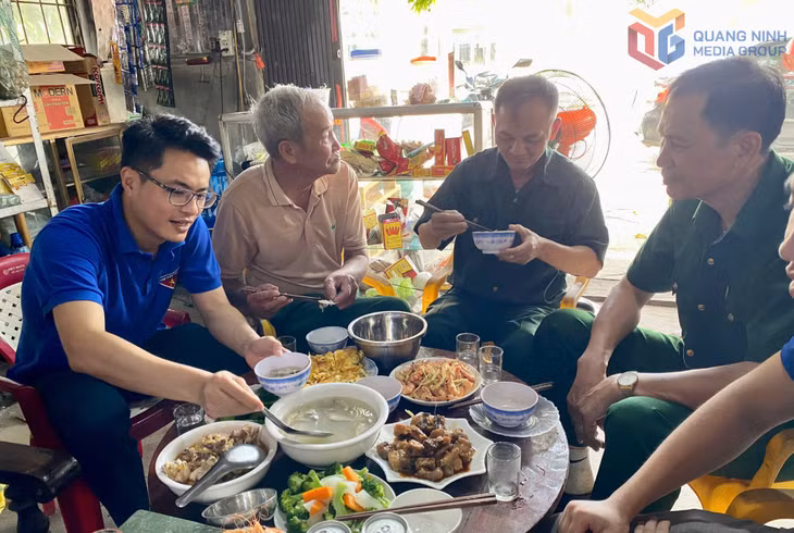 Tuổi trẻ phường Móng Cái 1 tổ chức “Bữa cơm sum vầy, ấm áp yêu thương” tại gia đình CCB Lê Thanh Đàm. Ảnh: Tỉnh Đoàn cung cấp