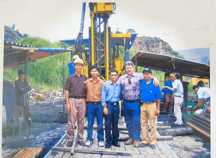 Anh hùng Lao động Nguyễn Xuân Quý (ngoài cùng, bên trái) chụp ảnh lưu niệm cùng các chuyên gia Nhật và chuyên gia nước ngoài tại Dự án khoan thăm dò địa chất tại Mạo Khê.