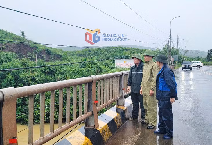 Đồng chí Nguyễn Văn Hồi, Ủy viên BTV Tỉnh ủy, Chủ tịch UBMTTQ tỉnh kiểm tra công tác phòng, chống bão số 3 tại xã Đông Ngũ.