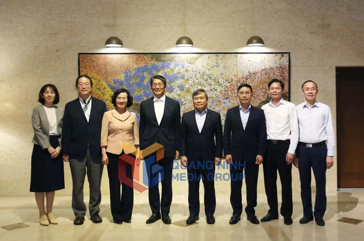 Đoàn công tác của tỉnh cùng Đại sứ Đặc mệnh toàn quyền Nhật Bản tại Việt Nam chụp ảnh lưu niệm (6-2025). Ảnh: Thu Chung