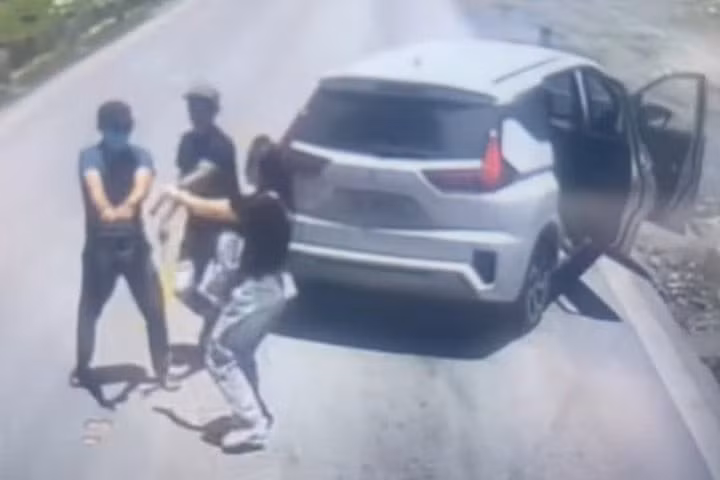 Hai người đàn ông có lời lẽ gay gắt, căng thẳng sau va chạm giao thông. (Ảnh: Chụp màn hình)