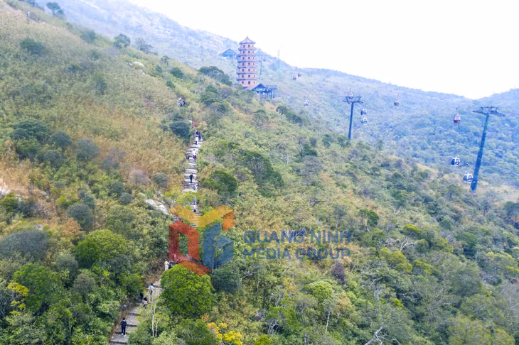 Du khách trên đường hành hương lên đỉnh chùa Đồng (2-2025). Ảnh: Đỗ Giang
