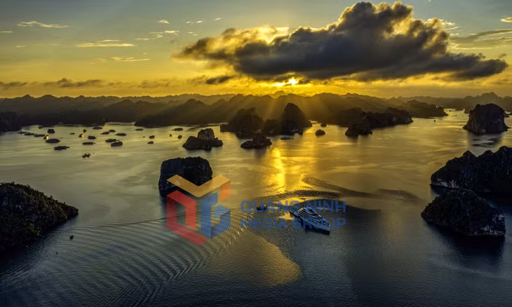 Hoàng hôn trên vịnh. Ảnh: Dương Phượng Đại (CTV)