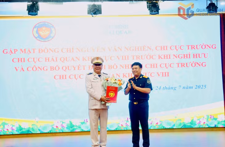 Đồng chí Nguyễn Văn Thọ, Cục trưởng Cục Hải quan trao quyết định bổ nhiệm đồng chí Phạm Quốc Hưng, Phó Chi cục trưởng Chi cục Hải quan khu vực VIII giữ chức Chi cục trưởng Chi cục Hải quan khu vực VIII.