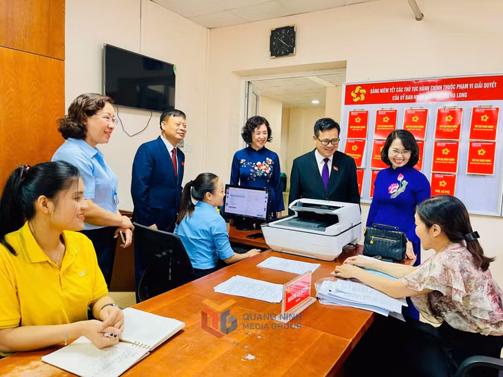 Đồng chí Trịnh Thị Minh Thanh, Phó Bí thư Thường trực Tỉnh ủy, Chủ tịch HĐND tỉnh kiểm tra hoạt động của Trung tâm Phục vụ hành chính công phường Hạ Long.
