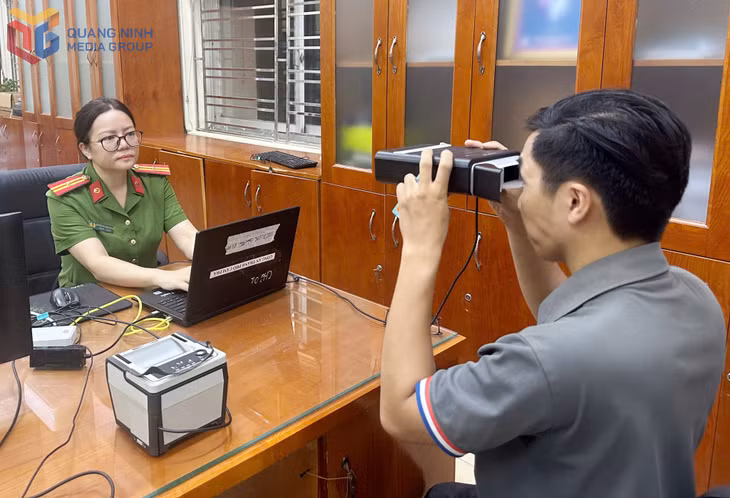 Cán bộ Công an phường Quang Hanh hỗ trợ người dân làm căn cước công dân.