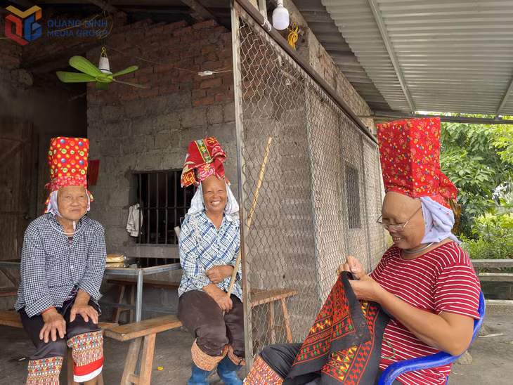 Đồng bào DTTS xã Đầm Hà thêu trang phục truyền thống.