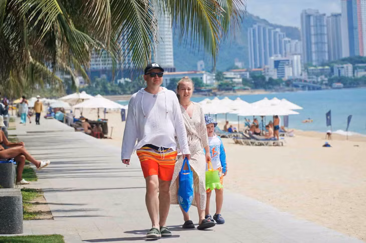 Khách quốc tế nghỉ dưỡng ở Nha Trang dịp lễ 30.4 -1.5 vừa qua. Ảnh: Hữu Long