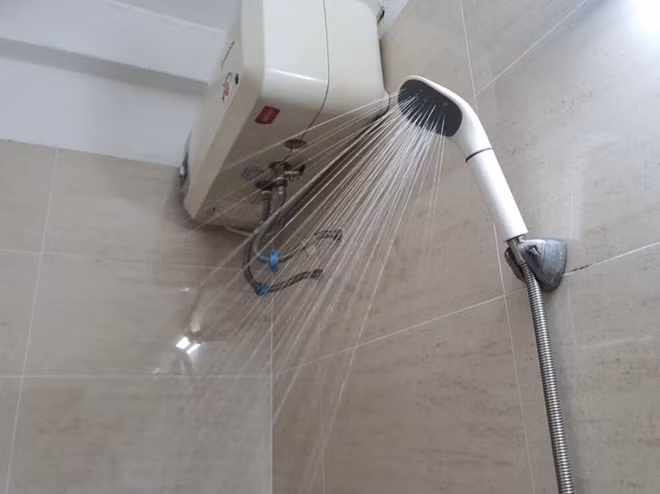 Tắm nước ấm trước khi ngủ sẽ giúp làm dịu hệ thần kinh, giảm căng thẳng sau một ngày làm việc bận rộn. Ảnh: Tuấn Đạt
