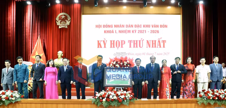 Đồng chí Vũ Hồng Thanh, Ủy viên Trung ương Đảng, Phó Chủ tịch Quốc hội tặng hoa chúc mừng HĐND đặc khu Vân Đồn (7-2025). Ảnh: Thu Chung