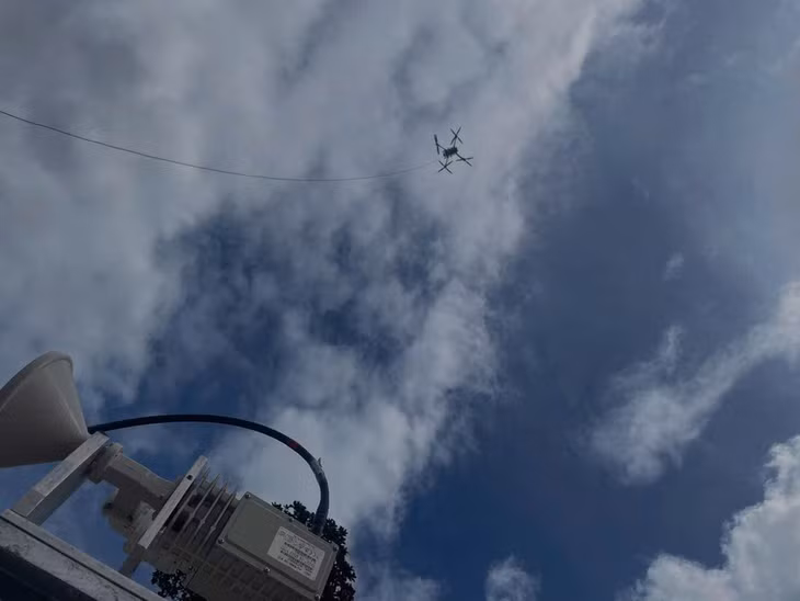 Từ độ cao hàng trăm mét, Drone có thể tạo vùng phủ sóng bán kính 6 km. Ảnh: Viettel