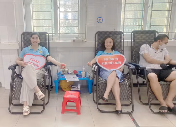 Chị Tươi (ở giữa) cùng các thành viên nhóm thiện nguyện Hoa Hướng Dương tham gia hiến máu tình nguyện định kỳ tại Bệnh viện Bãi Cháy.