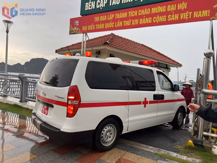 Người bị nạn được đưa đi cấp cứu kịp thời.
