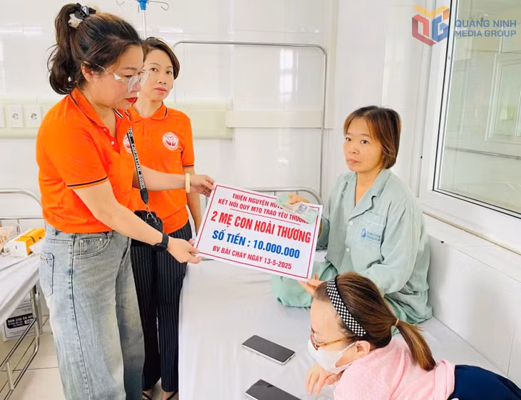 Chị Trần Thị Hà trao hỗ trợ giúp đỡ mẹ con em Phạm Thị Hoài Thương điều trị tại Bệnh viện Bãi Cháy tháng 3/2025.