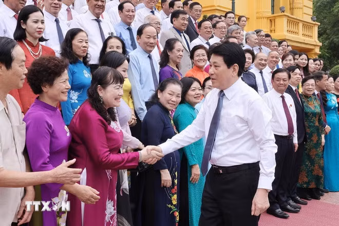 Chủ tịch nước Lương Cường với các đại biểu cán bộ Hội Khuyến học tiêu biểu toàn quốc. (Ảnh: Lâm Khánh/TTXVN)