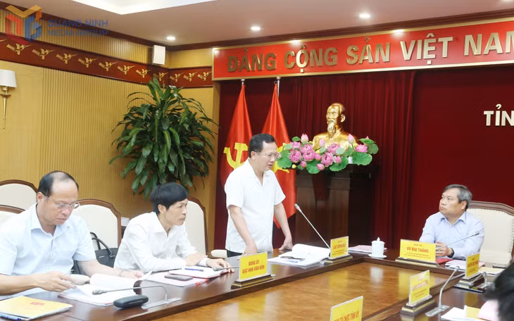 Đồng chí Cao Tường Huy, Ủy viên BTV Tỉnh ủy, Bí thư Đảng ủy Đặc khu Vân Đồn báo cáo công tác chuẩn bị đại hội của đặc khu tại cuộc họp.