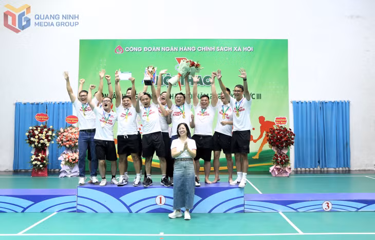 Đoàn Hội sở chính đoạt cúp vô địch môn Bóng đá mini.