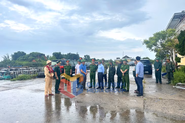 Đồng chí Phạm Đức Ấn, Phó Bí thư Tỉnh ủy, Chủ tịch UBND tỉnh, kiểm tra công tác chuẩn bị ứng phó với bão số 3 ở cảng Núi Đỏ (phường Móng Cái 1). Ảnh: Nguyễn Đức (CTV)