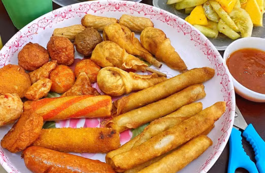 “Xiên bẩn” – món ăn vặt yêu thích của học sinh. Ảnh: Phương Anh.