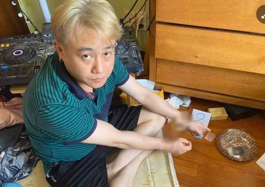 Hữu Tín khi bị lực lượng chức năng bắt quả tang tàng trữ ma túy