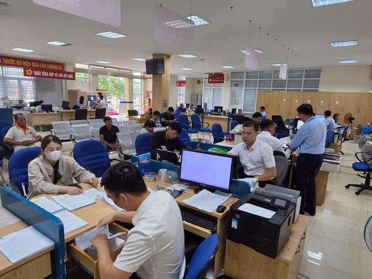 Trung tâm PVHCC xã Quảng Hà đã thực hiện tiếp nhận 83 hồ sơ thủ tục hành chính thuộc thẩm quyền UBND xã mới trong sáng 1/7.