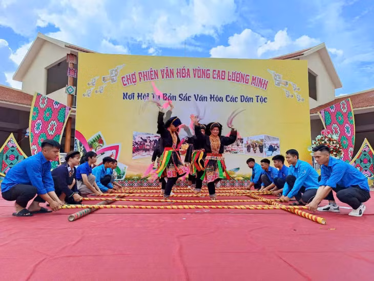 Bà con nhân dân các dân tộc vui tươi, phấn khởi trong ngày Chợ phiên vùng cao - một trong những nét văn hoá đặc sắc của xã Lương Minh.