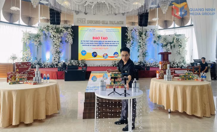 Livestream bán hàng với chuyên gia của các sàn TMĐT phổ biến hiện nay tại lớp đào tạo.