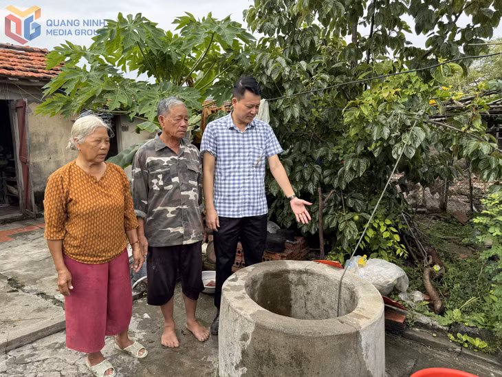 Chủ tịch Ủy ban MTTQ phường Phong Cốc Dương Văn Thanh nắm bắt nhu cầu sử dụng nước sạch của người dân khu Đượng Chảy.