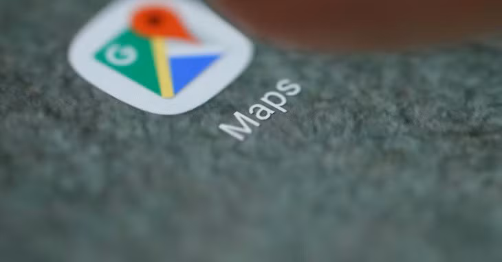 Nên tải ứng dụng Google Maps từ các cửa hàng ứng dụng như Google Play Store hoặc App Store - Nguồn: REUTERS