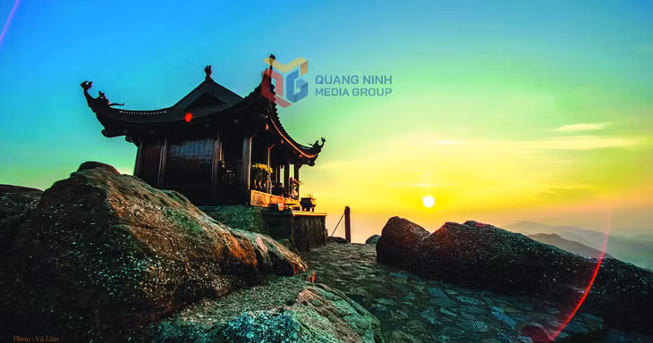 Cảnh quan kỳ vĩ tại đỉnh chùa Đồng Yên Tử.