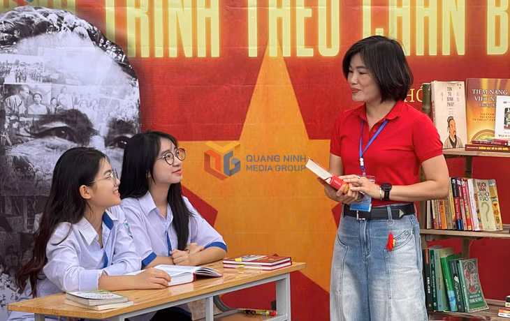  Trường THPT Hòn Gai (TP Hạ Long) tổ chức Ngày hội đọc sách với sự tham gia của hơn 1.000 học sinh các khối 10, 11, 12 cùng toàn thể giáo viên nhà trường. 