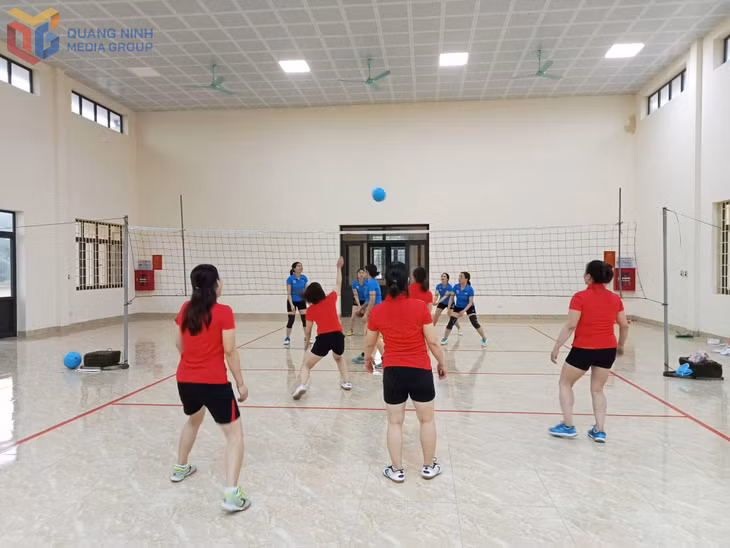 Phụ nữ xã Quảng Tân tham gia hoạt động giao lưu bóng chuyền hơi.
